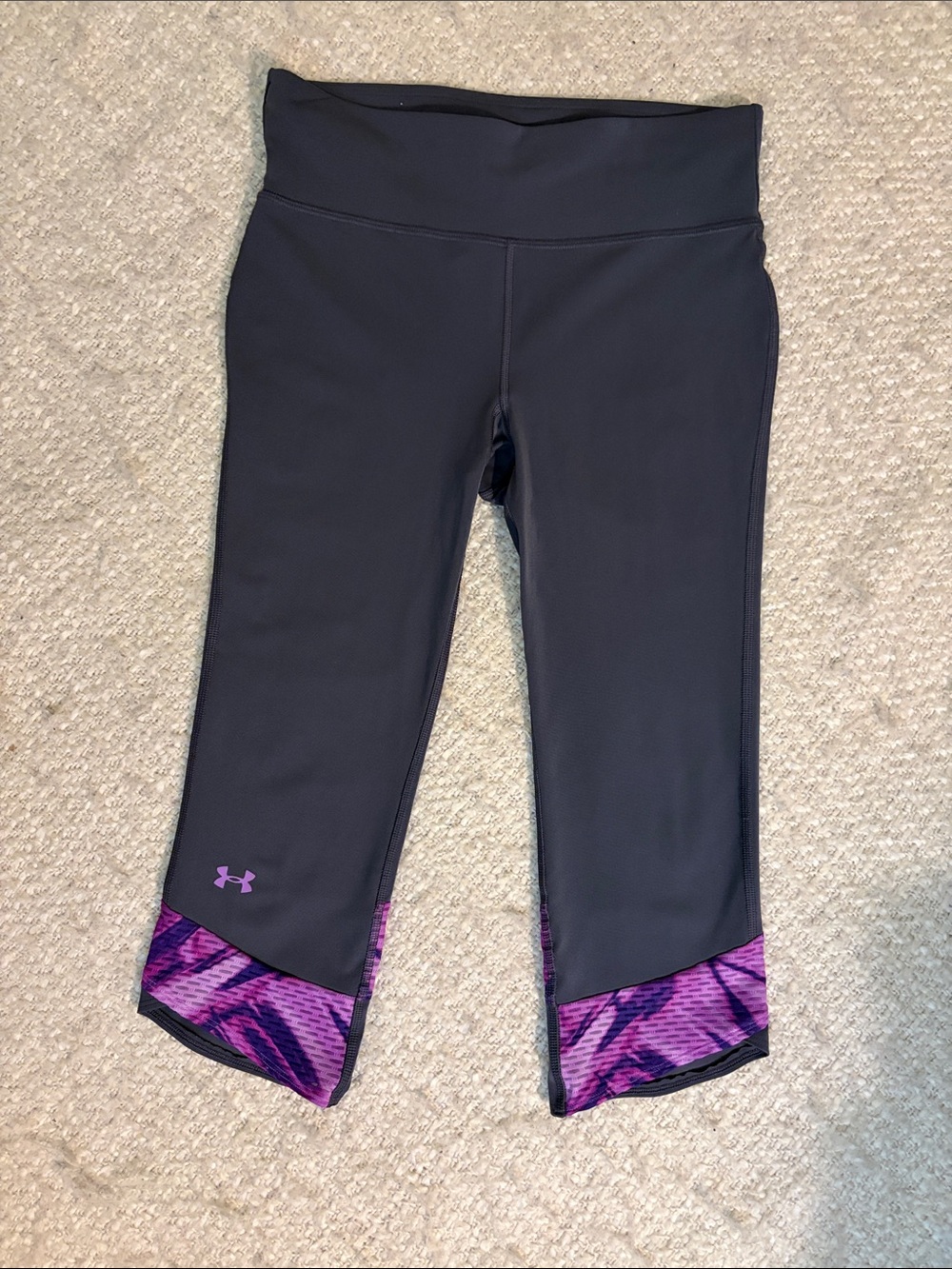 🧘🏻♀️ UNDER ARMOUR WOMENS SIZE SMALL GREY CROPPED LEGGINGS